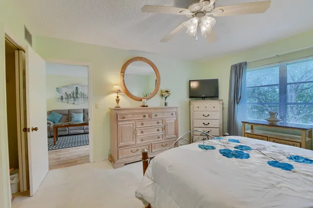 Unit 1027 photo 10