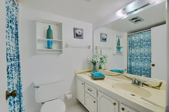 Unit 1027 photo 11