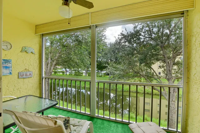Unit 1027 photo 15