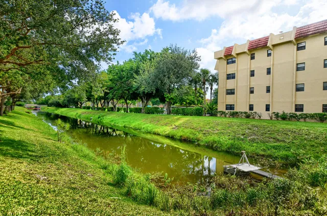 Unit 1027 photo 18