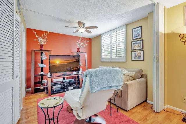 Unit 512 photo 9