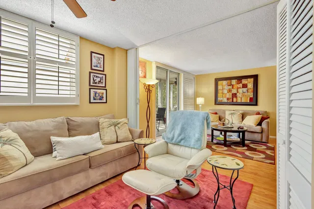 Unit 512 photo 11