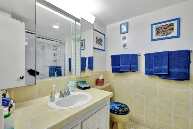 Unit 512 photo 18