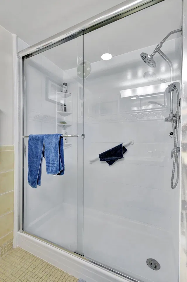 Unit 512 photo 20