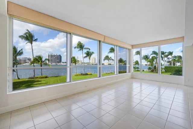 44 Cocoanut Row #120b