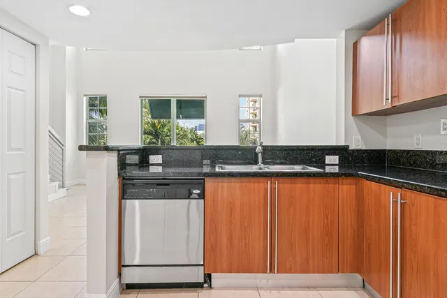 610 Clematis Unit 313 photo 4