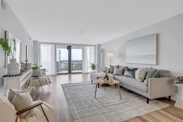 Trianon Unit 1706 photo 2