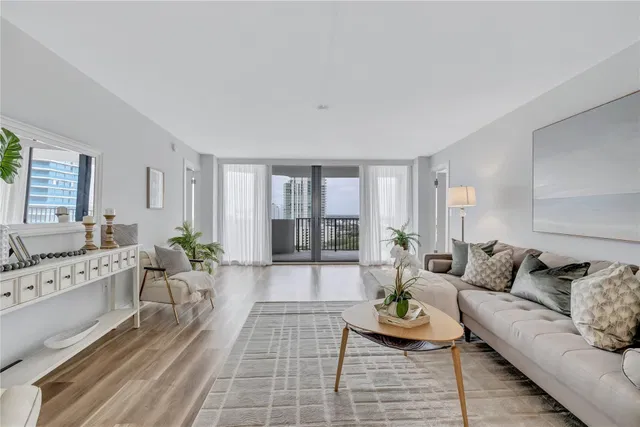 Trianon Unit 1706 photo 8