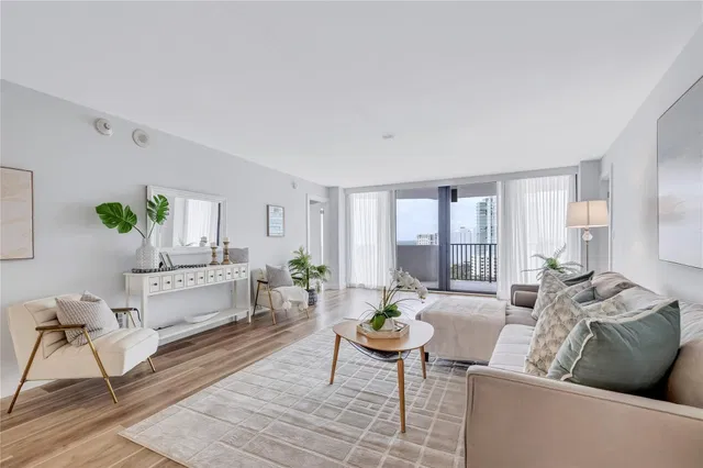 Trianon Unit 1706 photo 9