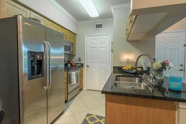 Unit 207 photo 6