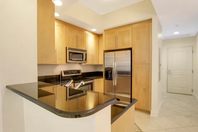 Two City Plaza Unit 1014 photo 4