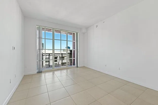 The Whitney Unit 827 photo 8