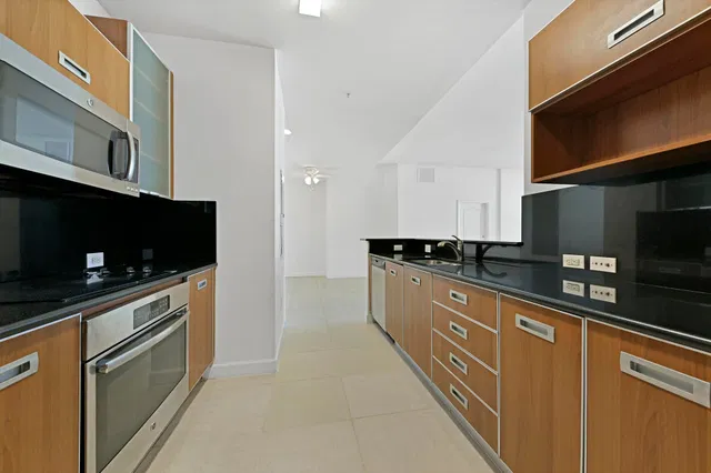 The Whitney Unit 827 photo 10