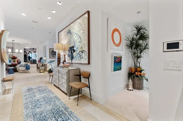 One Watermark Place Residence photo 2