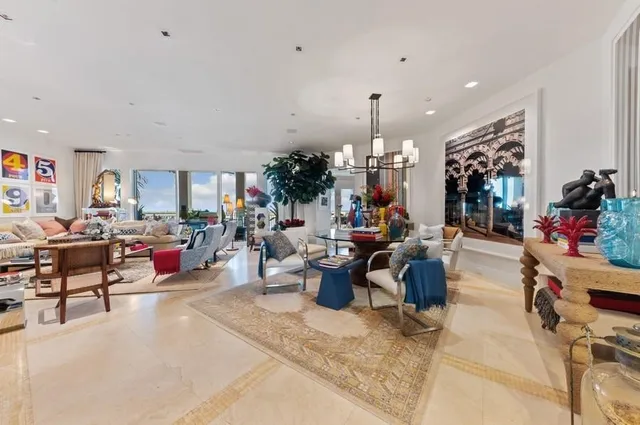 One Watermark Place Residence photo 3