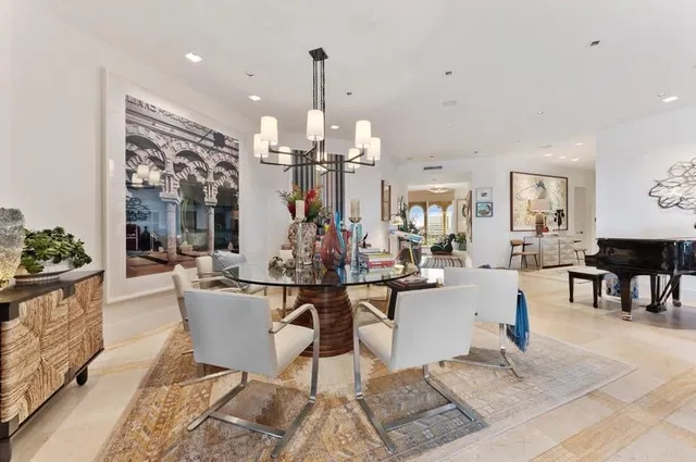 One Watermark Place Residence photo 6