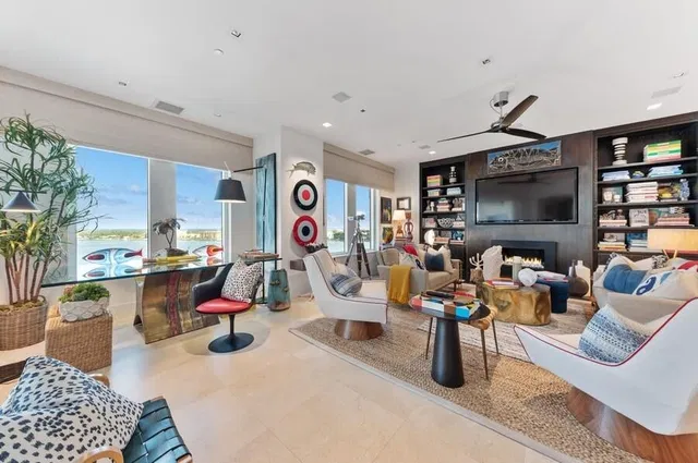 One Watermark Place Residence photo 8