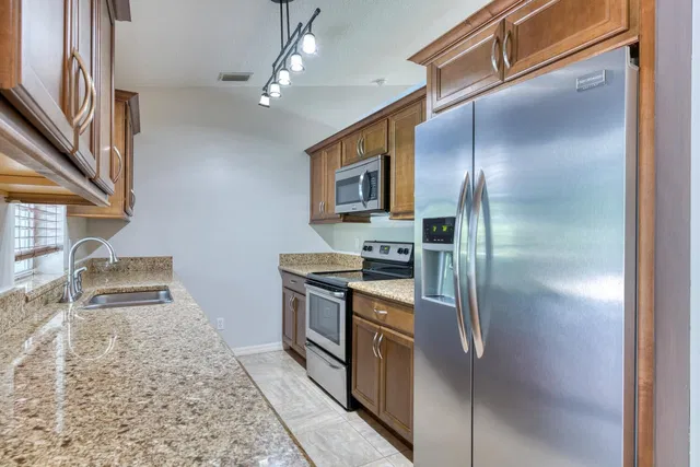Residence photo 3