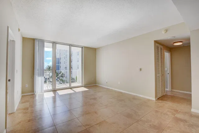 The Strand Unit 818 photo 4