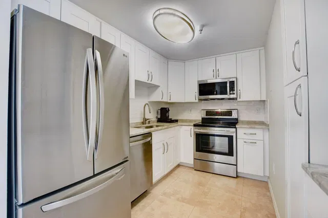The Strand Unit 818 photo 6