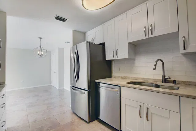 The Strand Unit 818 photo 7