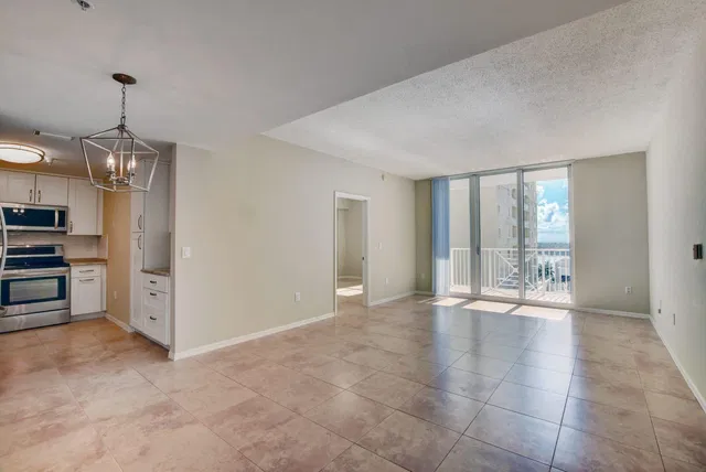 The Strand Unit 818 photo 8