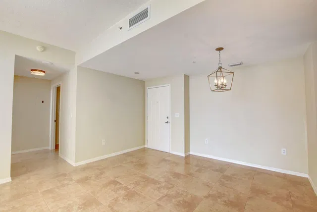 The Strand Unit 818 photo 9