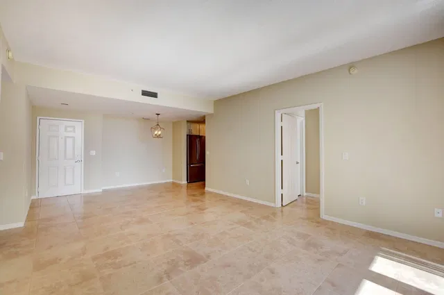 The Strand Unit 818 photo 10