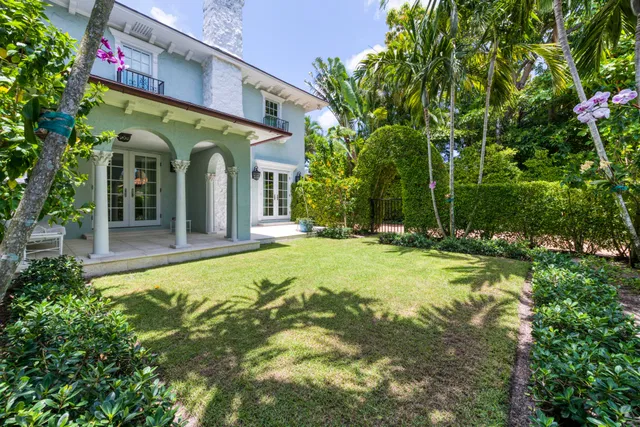 211 Seabreeze Avenue
