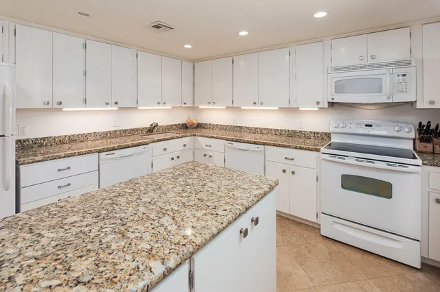 Winthrop House Condos Unit 118 photo 7