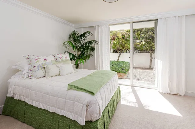 Winthrop House Condos Unit 118 photo 10