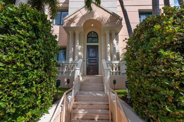 301 Everglade Avenue #10