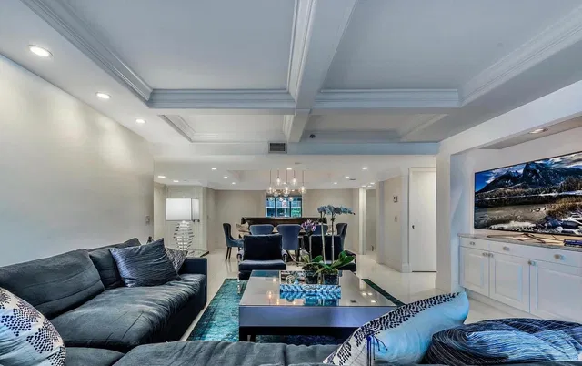 Emeraude Palm Beach Unit 202 photo 2