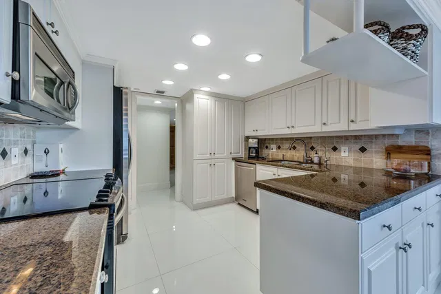 Emeraude Palm Beach Unit 202 photo 6