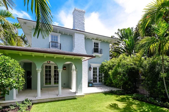 211 Seabreeze Avenue