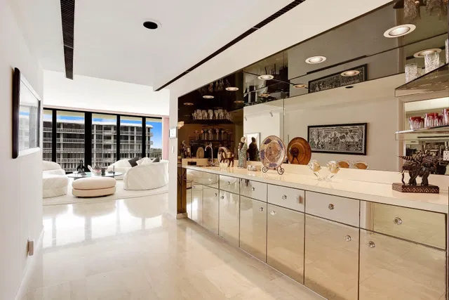 Sloan's Curve Palm Beach Unit 407s photo 4