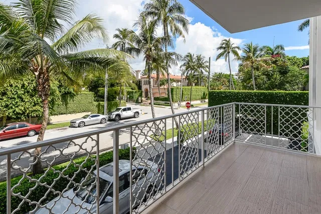 Island House Condos Unit 2d photo 4