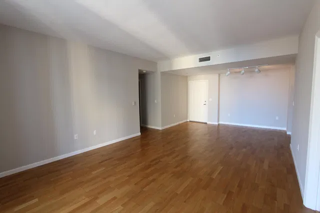 The Strand Unit 1416 photo 9