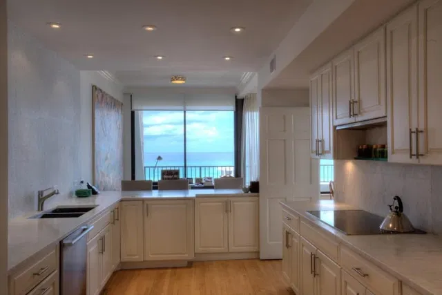 Dunster House Palm Beach Unit 2a photo 9