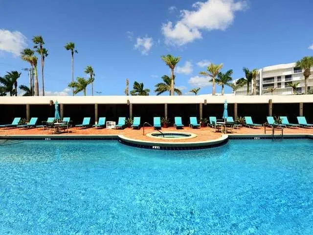 Emeraude Palm Beach Unit 303 photo 2