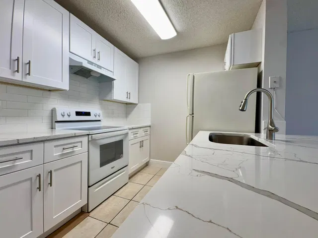  Unit 1830 photo 6