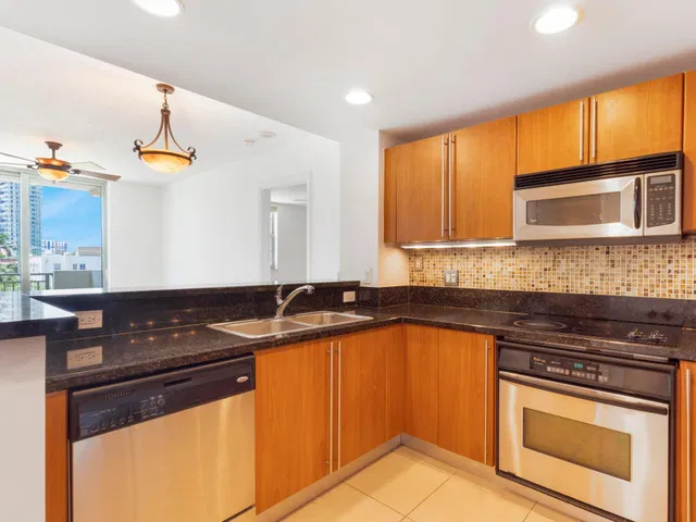 610 Clematis Unit 326 photo 5