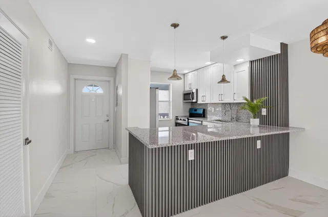 Unit 622 photo 10
