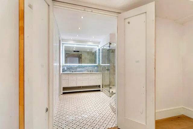The Meridian Unit 305n photo 14