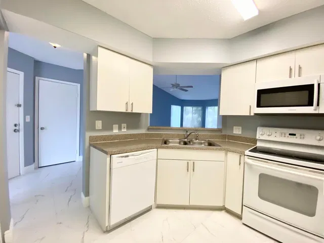 Unit 16-201 photo 8