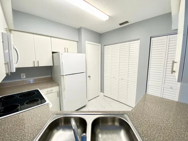 Unit 16-201 photo 9