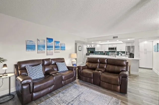 Unit 6103 photo 9