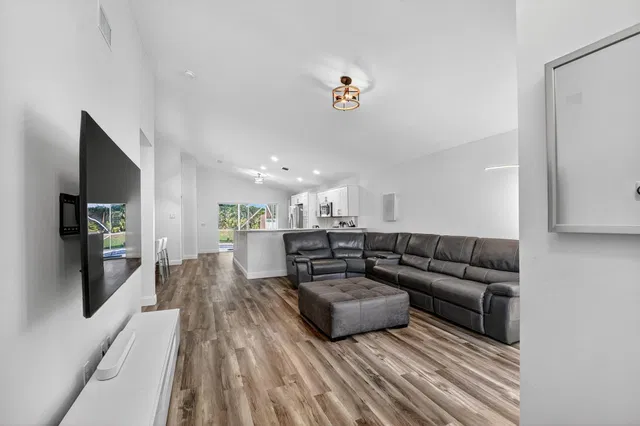  Residence photo 5