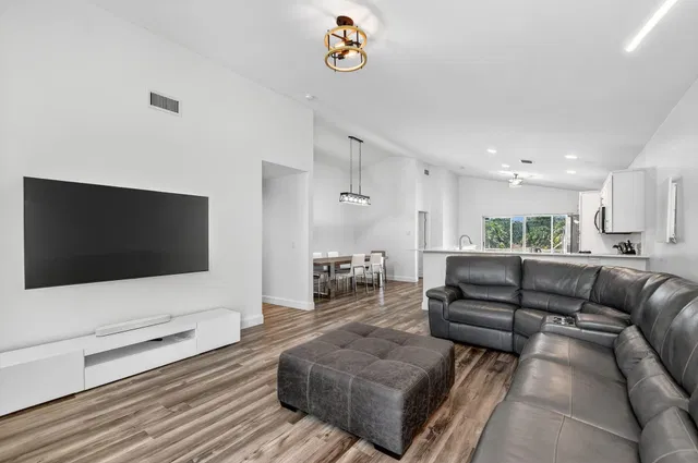  Residence photo 9