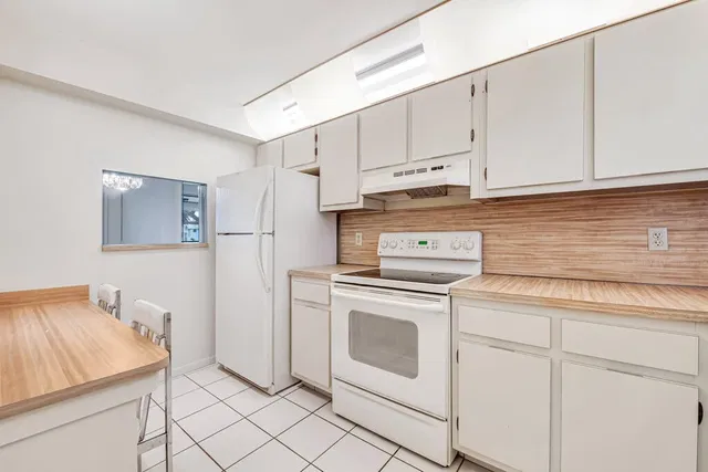 Unit 206 photo 3